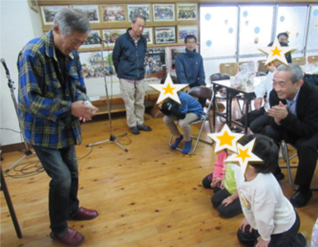 明神さんの手品に興味津々